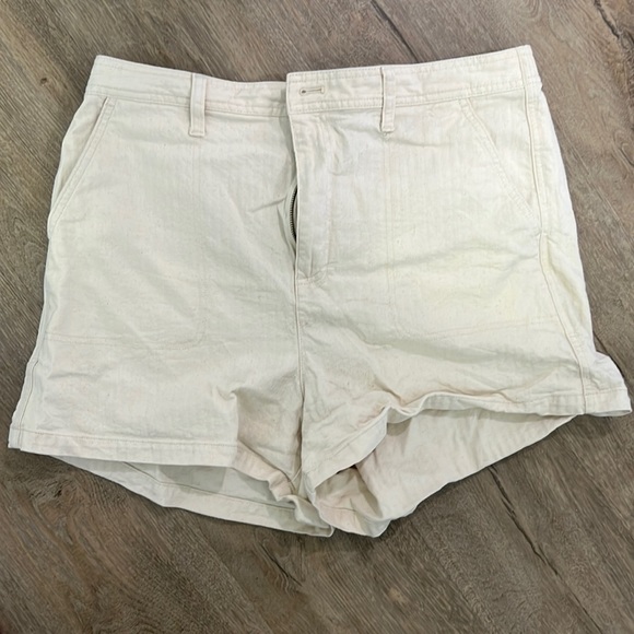 Madewell cream pinstripe shorts. - Picture 1 of 3